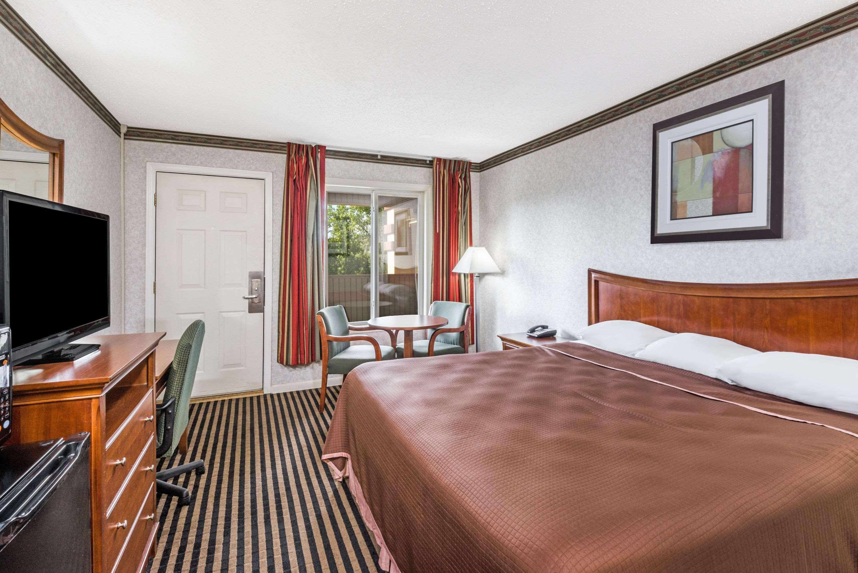 Howard Johnson By Wyndham Rocky Hill Bagian luar foto
