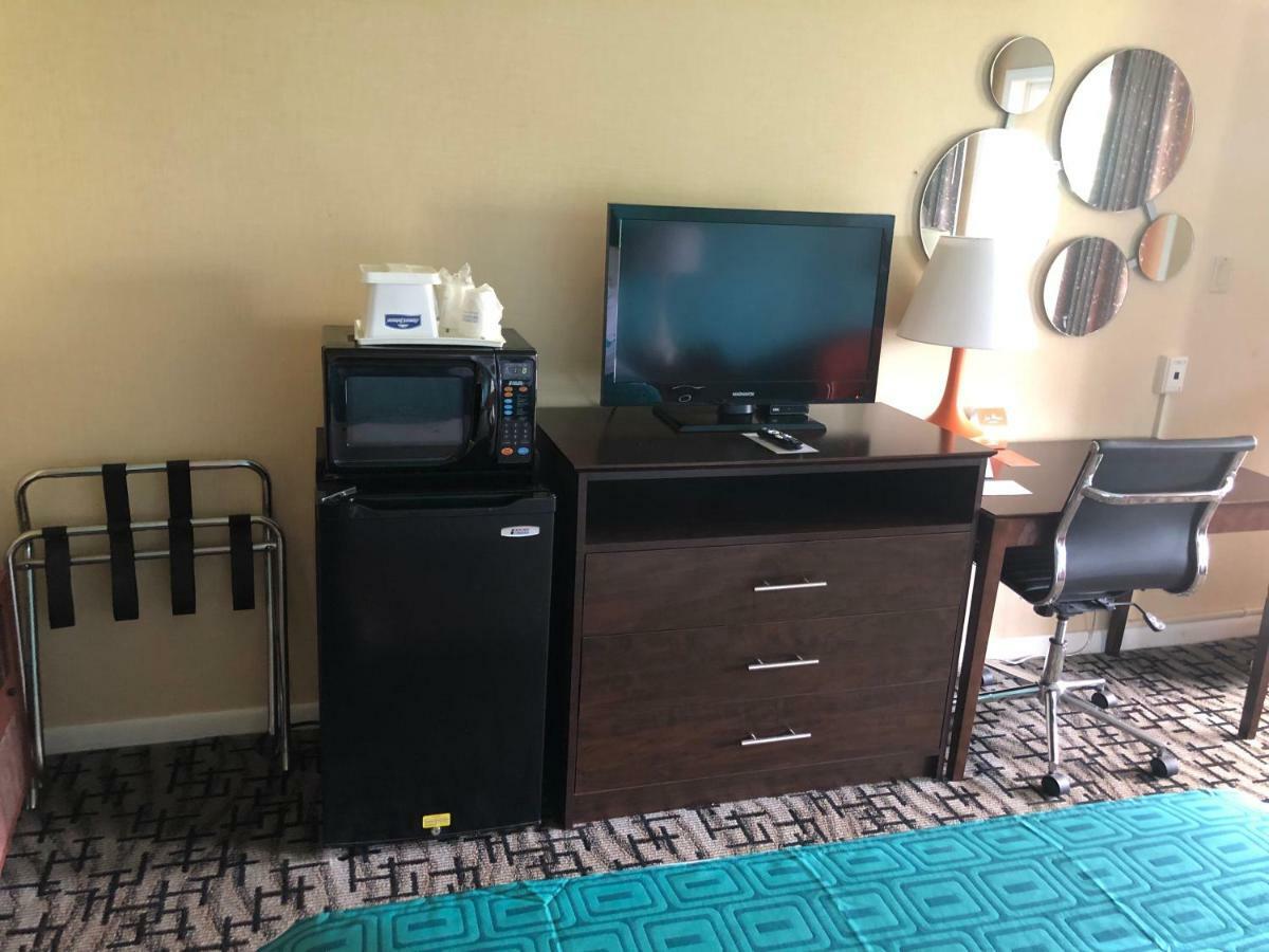 Howard Johnson By Wyndham Rocky Hill Bagian luar foto